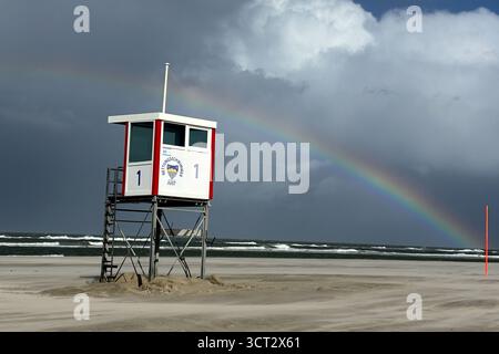 Juist, Germany. 04th Oct, 2025. A rainbow stands in a sky full of dark clouds over the North Sea and the island of Juist. Gale-force winds with gusts of over 100 kilometers per hour are moving across parts of northern Germany. There could also be continuous rain and thunderstorms, according to the German Weather Service (DWD). Credit: Federico Gambarini/dpa/Ģ����ý Live News Stock Photo