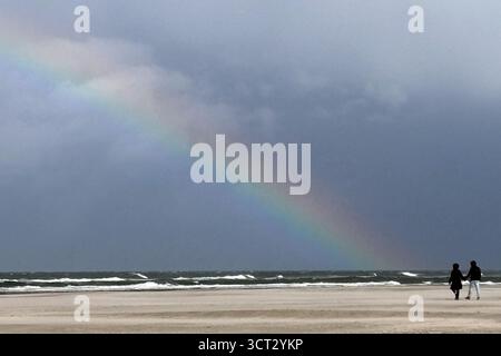 Juist, Germany. 04th Oct, 2025. A rainbow stands in a sky full of dark clouds over the North Sea and the island of Juist. Gale-force winds with gusts of over 100 kilometers per hour are moving across parts of northern Germany. There could also be continuous rain and thunderstorms, according to the German Weather Service (DWD). Credit: Federico Gambarini/dpa/Ģ����ý Live News Stock Photo