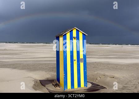 Juist, Germany. 04th Oct, 2025. A rainbow stands in a sky full of dark clouds over the North Sea and over a beach on the island of Juist. Gale-force winds with gusts of over 100 kilometers per hour are moving across parts of northern Germany. There could also be continuous rain and thunderstorms, according to the German Weather Service (DWD). Credit: Federico Gambarini/dpa/Ģ����ý Live News Stock Photo