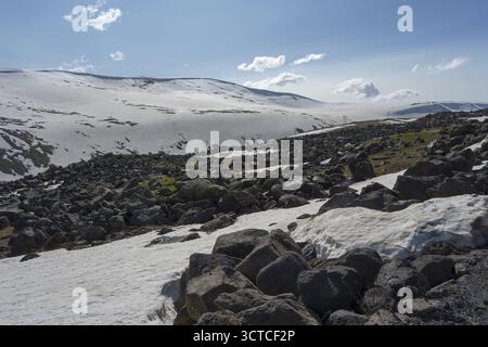Eine verschneite Berglandschaft mit Felsen und einem klaren blauen Himmel, Landschaft an der Strasse zum Aragaz, Aragats, Aragac, Alagyaz, erloschener Stock Photo
