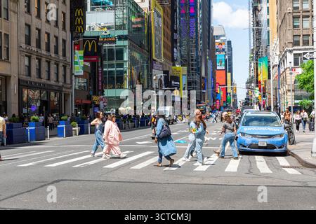 People crossing 7 avenue in New York City Stock Photo