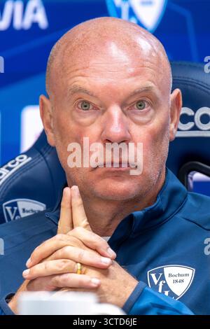 Uwe Rösler (Coach [coach] VfL Bochum) discusses with referee [referee ...