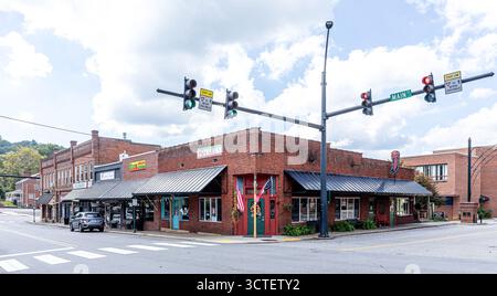 Mars Hill, North Carolina, USA-28 September 2025: Corner of Main Street and entrance to Mars Hill University, showing Papa Nick's Pizza  and Rios Mexi Stock Photo
