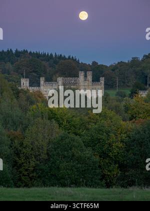 Maidstone, Kent, UK. 6th Oct, 2025. UK Weather: the stunning full Harvest (Hunter's) supermoon seen rising over Leeds Castle in Maidstone, Kent this evening, as seen from public footpaths. Credit: James Bell/Ģ����ý Live News Stock Photo