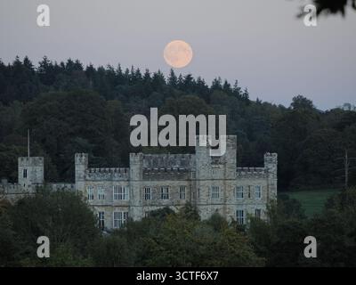 Maidstone, Kent, UK. 6th Oct, 2025. UK Weather: the stunning full Harvest (Hunter's) supermoon seen rising over Leeds Castle in Maidstone, Kent this evening, as seen from public footpaths. Credit: James Bell/Ģ����ý Live News Stock Photo