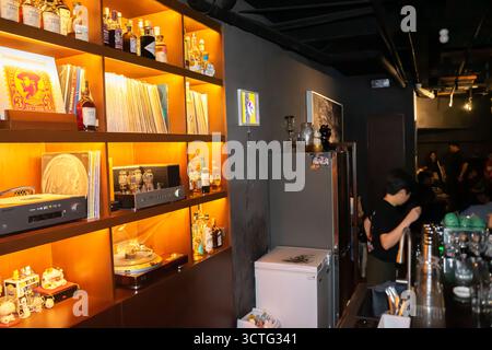 Fat Cat PH, a cocktail bar located in Makati Square, Manila, Philippines. Known for its cozy atmosphere, with a focus on jazz music and art Stock Photo