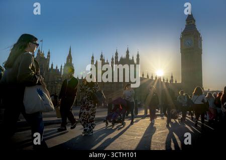 London, UK. 6th October, 2025. UK Weather: Warm evening autumnal sun sets over Westminster. High pressure is set to build across the UK this week, providing some calmer conditions. Credit: Guy Corbishley/Alamy Live News Stock Photo