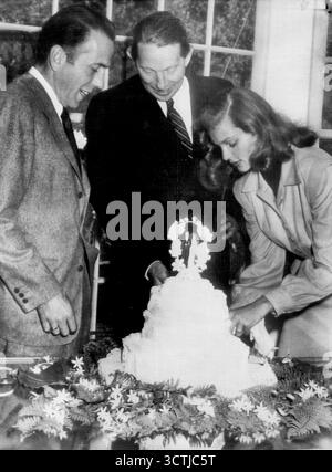 HUMPHREY BOGART and LAUREN BACALL 1945 candid newlyweds with gold ...
