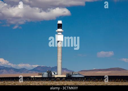 Tonopah, Nevada - The central receiver tower at Crescent Dunes Solar Energy Project in the Nevada desert. Ten thousand mirrors reflect sunlight onto t Stock Photo