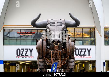 The (33ft) 10m sculpture Ozzy the Bull at New Street Station the most iconic moment from Birmingham Commonwealth 2022 Games.... Stock Photo