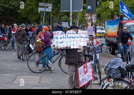 Teilnehmer der Friedensfahrt Berlin - für Grundrechte und Frieden in Berlin. Heute, am Tag der Deutschen Einheit, finden in Berlin mehrere Friedensdemonstrationen statt. / Participants in the Berlin Peace Ride  for Fundamental Rights and Peace in Berlin. Today, on German Unity Day, several peace demonstrations are taking place in Berlin. Demonstration für Frieden in Berlin *** Participants in the Berlin Peace Ride - for Fundamental Rights and Peace in Berlin Today, on German Unity Day, several peace demonstrations are taking place in Berlin Participants in the Berlin Peace Ride - for Fundament Stock Photo