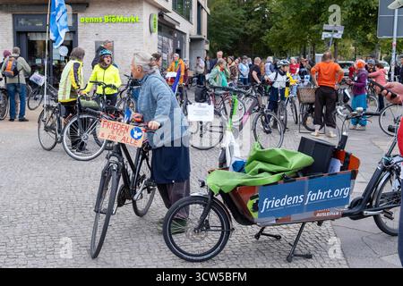 Teilnehmer der Friedensfahrt Berlin - für Grundrechte und Frieden in Berlin. Heute, am Tag der Deutschen Einheit, finden in Berlin mehrere Friedensdemonstrationen statt. / Participants in the Berlin Peace Ride  for Fundamental Rights and Peace in Berlin. Today, on German Unity Day, several peace demonstrations are taking place in Berlin. Demonstration für Frieden in Berlin *** Participants in the Berlin Peace Ride - for Fundamental Rights and Peace in Berlin Today, on German Unity Day, several peace demonstrations are taking place in Berlin Participants in the Berlin Peace Ride - for Fundament Stock Photo