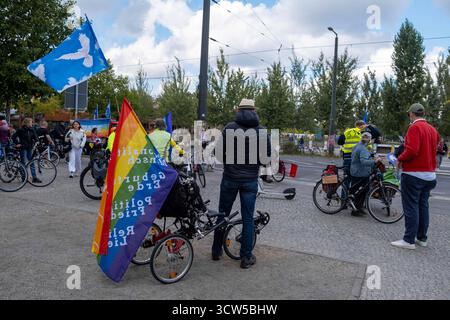 Teilnehmer der Friedensfahrt Berlin - für Grundrechte und Frieden in Berlin. Heute, am Tag der Deutschen Einheit, finden in Berlin mehrere Friedensdemonstrationen statt. / Participants in the Berlin Peace Ride  for Fundamental Rights and Peace in Berlin. Today, on German Unity Day, several peace demonstrations are taking place in Berlin. Demonstration für Frieden in Berlin *** Participants in the Berlin Peace Ride - for Fundamental Rights and Peace in Berlin Today, on German Unity Day, several peace demonstrations are taking place in Berlin Participants in the Berlin Peace Ride - for Fundament Stock Photo