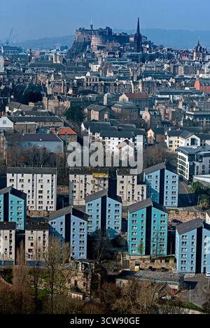 View of housing at Dumbiedykes across the Old Town to Edinburgh Castle. Stock Photo