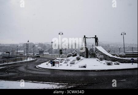 Derry, Northern Ireland. 17 January 2023. The ‘Hands Across the Divide’ sculpture on Carlisle Road covered in snow. Credit: Aodhán Roberts/Ģ����ý Stock Stock Photo