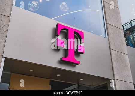 Deutsche Telekom telecommunications brand logo above the shop entrance Stock Photo