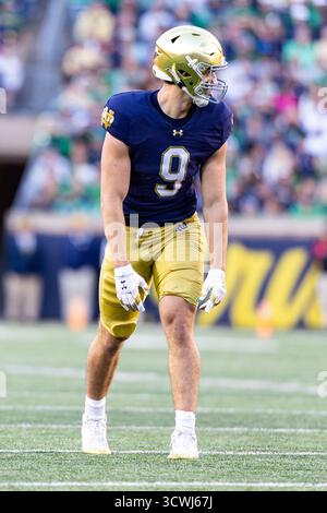 Notre Dame tight end Eli Raridon (9) heads for the end zone and a ...