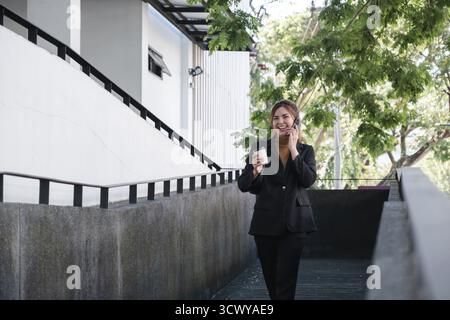 She is in a hurry and focused on her conversation Stock Photo