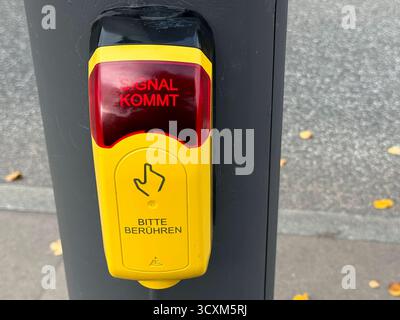 abb Ampel mit einen gelben Taster an einem Ampelmast an der Strasse am Zebrastreifen kann man das grüne Signal anfordern,auf dem Bitte berühren steht Hamburg 15.10.2025 Ampel zeigt Rotlicht Rotes Licht fuer Fussgaenger und Radfahrer an einer Lichtzeichenanlage an der Strasse am Zebrastreifen Hamburg 14.10.2025 HH Deutschland *** abb traffic light with a yellow button on a traffic light pole on the street at the crosswalk you can request the green signal, on the Please touch Hamburg 15 10 2025 Traffic light shows red light Red light for pedestrians and cyclists at a traffic light system on the Stock Photo