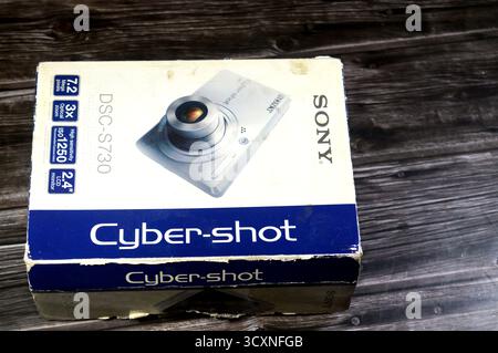 Sony Cyber-Shot digital compact camera with Carl Zeiss Vario