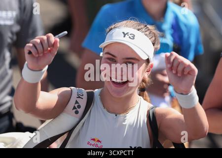 American tennis player Iva Jovic (USA) celebrates at the US Open Championships 2025, USTA Billie Jean King National Tennis Center, Flushing Meadows, N Stock Photo