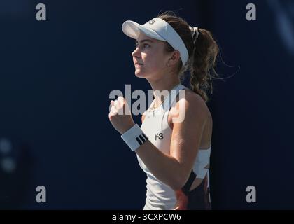 American tennis player Iva Jovic (USA) celebrates at the US Open Championships 2025, USTA Billie Jean King National Tennis Center, Flushing Meadows, N Stock Photo