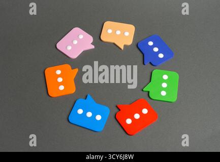 Comment symbols in a circle. Meeting and discussing matters, sharing opinions and feedback. Communication, collaboration, and public discussion. Media Stock Photo