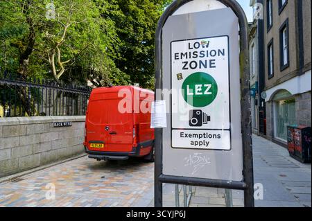 Low Emission Zone sign, Back Wynd, Aberdeen city centre, Scotland, UK Stock Photo