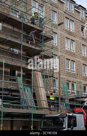 Workmen erecting scaffolding in Newington, Edinburgh, Scotland, UK. Stock Photo