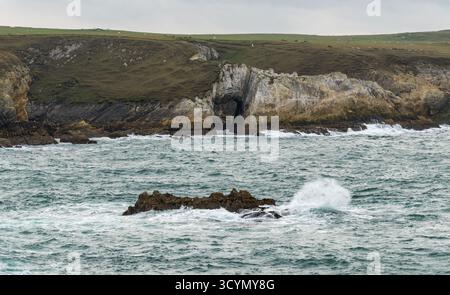 The White Arch (Bwa Gwyn) sea arch from the coastal path near Rhoscolyn, Anglesey, North Wales, UK. Taken on 2nd October 2025. Stock Photo