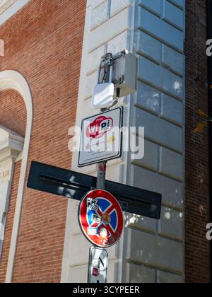 Free Wi-Fi spot sign promoting wireless internet access from Comune di Pisa, installed on a pole with an access point and a heart sticker, providing c Stock Photo