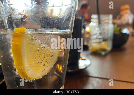 11.03.2023, Germany, , Berlin - Lemon slice floating in a glass of mineral water. 00S230311D028CAROEX.JPG [MODEL RELEASE: NOT Applicable, PROPERTY REL Stock Photo