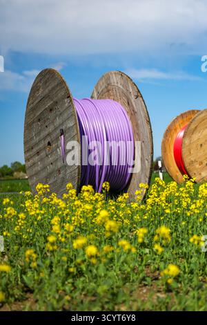 14.05.2025, Germany, North Rhine-Westphalia, Boenen - Internet broadband expansion in rural areas, construction site for underground fibre optic cable Stock Photo