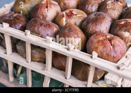 Fresh figs in a wicker basket at a market in Matrouh, Egypt. Matrouh governorate is one of the world's top fig-producing regions. Stock Photo