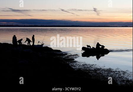 Angler Angler am Strand während des Sonnenuntergangs, ein Angler legt mit seinem Schlauchboot und seinem Hund am Ufer an, Insel Fehmarn, 18.10.2025. Fehmarn Schleswig-Holstein Deutschland *** Angler Angler on the beach during sunset, an angler with his dinghy and his dog mooring on the shore, Fehmarn Island, 18 10 2025 Fehmarn Schleswig Holstein Germany Stock Photo