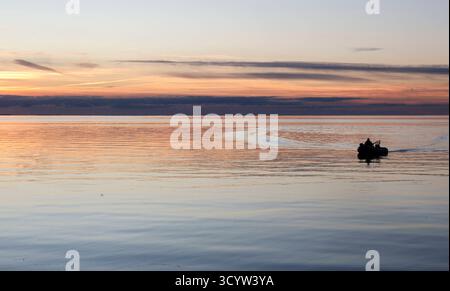 Angler Angler am Strand während des Sonnenuntergangs, ein Angler legt mit seinem Schlauchboot und seinem Hund am Ufer an, Insel Fehmarn, 18.10.2025. Fehmarn Schleswig-Holstein Deutschland *** Angler Angler on the beach during sunset, an angler with his dinghy and his dog mooring on the shore, Fehmarn Island, 18 10 2025 Fehmarn Schleswig Holstein Germany Stock Photo