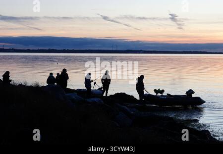 Angler Angler am Strand während des Sonnenuntergangs, ein Angler legt mit seinem Schlauchboot und seinem Hund am Ufer an, Insel Fehmarn, 18.10.2025. Fehmarn Schleswig-Holstein Deutschland *** Angler Angler on the beach during sunset, an angler with his dinghy and his dog mooring on the shore, Fehmarn Island, 18 10 2025 Fehmarn Schleswig Holstein Germany Stock Photo
