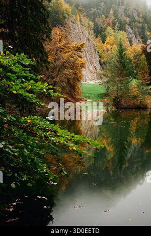 Wandergebiet am Lac des Gaillands in Chamionix-Mont-Blanc im Herbst. Der in der Talsohle gelegene Lac des Gaillands, nur wenige Kilometer von Chamonix Stock Photo