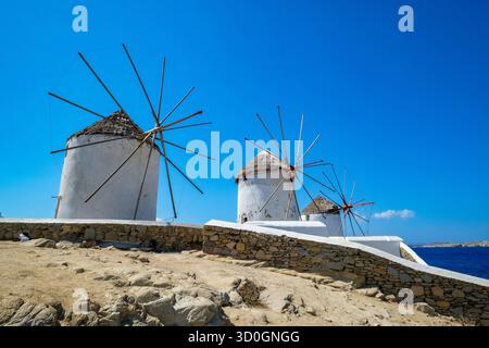 Mykonos, Kykladen, Griechenland - Die sechs Windmuehlen aus dem 16. Jahrhundert, aufgereiht auf einem Huegel oberhalb von Mykonos-Stadt, Mykonos Chora, sind das Wahrzeichen der Insel. Mykonos gehoert zur Inselgruppe der Kykladen im Ägäischen Meer. Mykonos Mykonos Griechenland *** Mykonos, Cyclades, Greece The six windmills from the 16th century, lined up on a hill above Mykonos town, Mykonos Chora, are the landmark of the island of Mykonos, part of the Cyclades archipelago in the Aegean Sea Mykonos Mykonos Greece Stock Photo