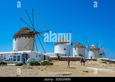 Mykonos, Kykladen, Griechenland - Die sechs Windmuehlen aus dem 16. Jahrhundert, aufgereiht auf einem Huegel oberhalb von Mykonos-Stadt, Mykonos Chora, sind das Wahrzeichen der Insel. Mykonos gehoert zur Inselgruppe der Kykladen im Ägäischen Meer. Mykonos Mykonos Griechenland *** Mykonos, Cyclades, Greece The six windmills from the 16th century, lined up on a hill above Mykonos town, Mykonos Chora, are the landmark of the island of Mykonos, part of the Cyclades archipelago in the Aegean Sea Mykonos Mykonos Greece Stock Photo