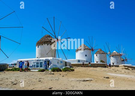 Mykonos, Kykladen, Griechenland - Die sechs Windmuehlen aus dem 16. Jahrhundert, aufgereiht auf einem Huegel oberhalb von Mykonos-Stadt, Mykonos Chora, sind das Wahrzeichen der Insel. Mykonos gehoert zur Inselgruppe der Kykladen im Ägäischen Meer. Mykonos Mykonos Griechenland *** Mykonos, Cyclades, Greece The six windmills from the 16th century, lined up on a hill above Mykonos town, Mykonos Chora, are the landmark of the island of Mykonos, part of the Cyclades archipelago in the Aegean Sea Mykonos Mykonos Greece Stock Photo