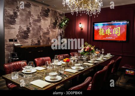 London, UK. 24th Oct, 2025. This photo taken on Oct. 20, 2025 shows Jingdezhen porcelain displayed on the dining table during an immersive "Food   Porcelain" event in London, Britain. TO GO WITH "Feature: Chinese porcelain meets Chinese cuisine in London" Credit: Xinhua/Alamy Live News Stock Photo