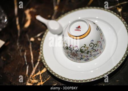 London, UK. 24th Oct, 2025. This photo taken on Oct. 20, 2025, shows Jingdezhen porcelain displayed on the dining table during an immersive "Food   Porcelain" event in London, Britain. TO GO WITH "Feature: Chinese porcelain meets Chinese cuisine in London" Credit: Xinhua/Alamy Live News Stock Photo