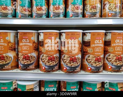Houston, Texas USA 10-08-2025: Old Fashioned Oats HEB brand containers on supermarket shelf. Stock Photo