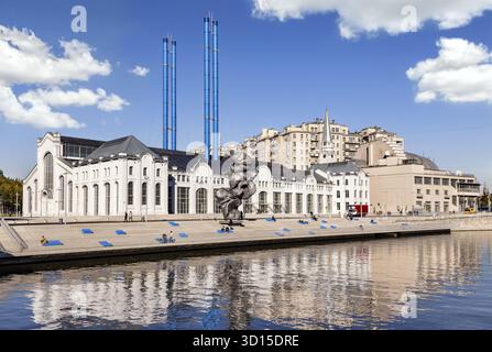 MOSCOW, RUSSIA - October 6, 2021: Panoramic view of the Bolotnaya Embankment from GES2, the Udarnik cinema and sculptures dedicated to clay Stock Photo