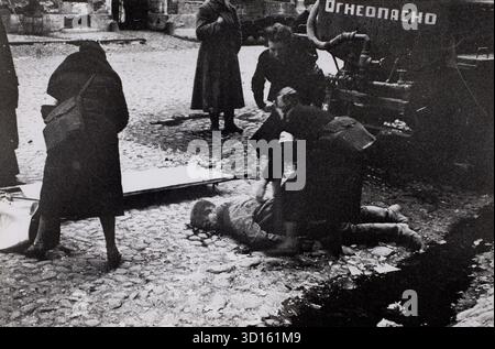 LENINGRAD, RUSSIA - 10 September 1941 - Nurses helping people wounded in the first bombardment of Leningrad, Russia during the Siege of Leningrad in World War II - Photo: Geopix/Vsevolod Tarasevich Stock Photo