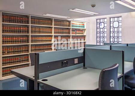 Modern study cubicles and law books in the Maughan Library reading room, King's College London, England. Stock Photo