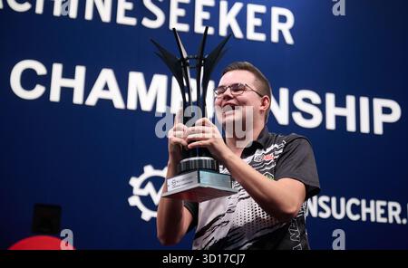 Netherlands' Gian van Veen celebrates defeating Latvia's Madars Razma ...