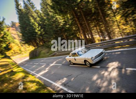FIAT 2300 フリクションカー グリーン ビンテージブリキカー全長18㎝ FIAT 2300 フリクションカー グリーン ビンテージブリキカー全長18