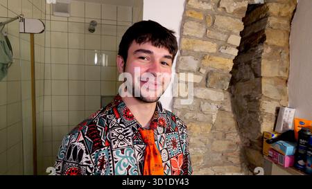 PRODUCTION - 23 October 2025, Lower Saxony, Osnabrück: Music student Vincent Jeremies lives in the smallest student hall of residence in Germany. It was a dream come true for him when he was given a place to live in the dormitory, which measures just 19 square meters. The mini house stands on the foundations of a former 12th century fortified tower and is centrally located in Osnabrück's city center. Photo: Jörn Hüneke/dpa Stock Photo